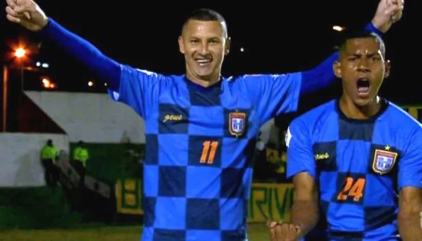 Luis Páez celebrando el segundo gol con Juan Peláez.