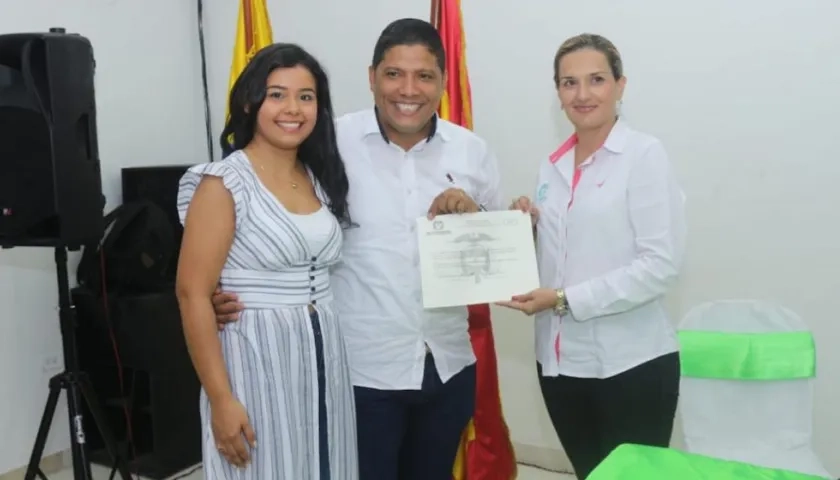 Rumenigge Monsalve acompañado de su esposa Sofía Camacho y la Registradora Sandra Viviana Molano.