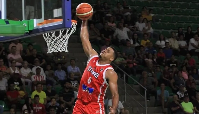 Soren Deluque logra clavar la pelota en el aro. 