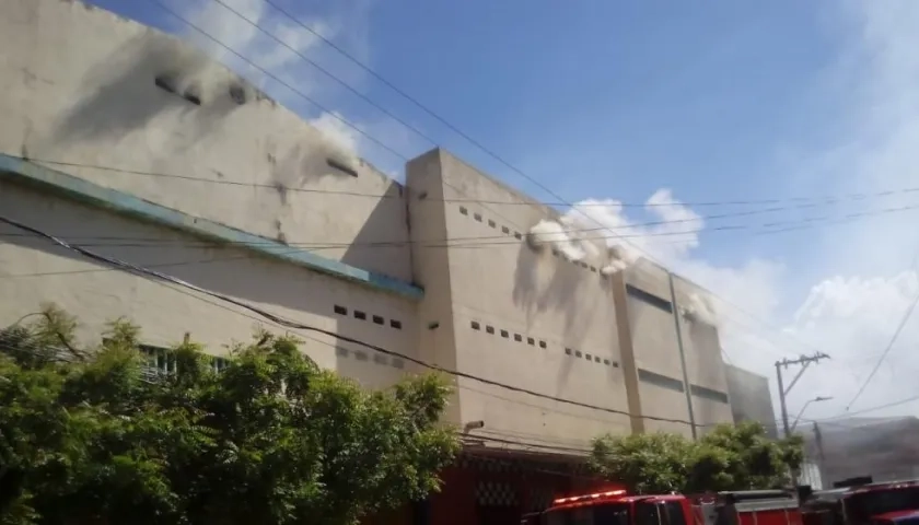 Seis máquinas atendieron incendio en almacén de bicicletas