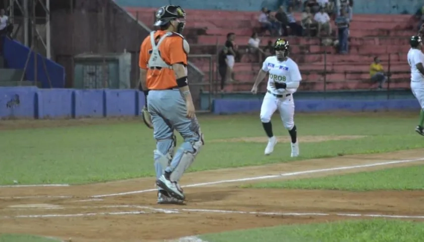 José Queliz observa el partido. Fue el héroe del cuadrangular.