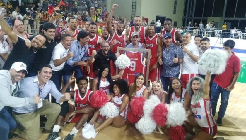 Titanes hacen homenaje al alcalde Alejandro Char.