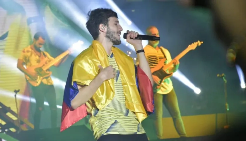 Sebastián Yatra en medio de su presentación en Barranquilla.