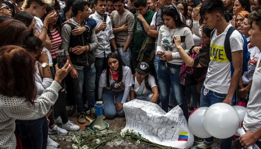 Jóvenes en una manifestación por Dilan Cruz.