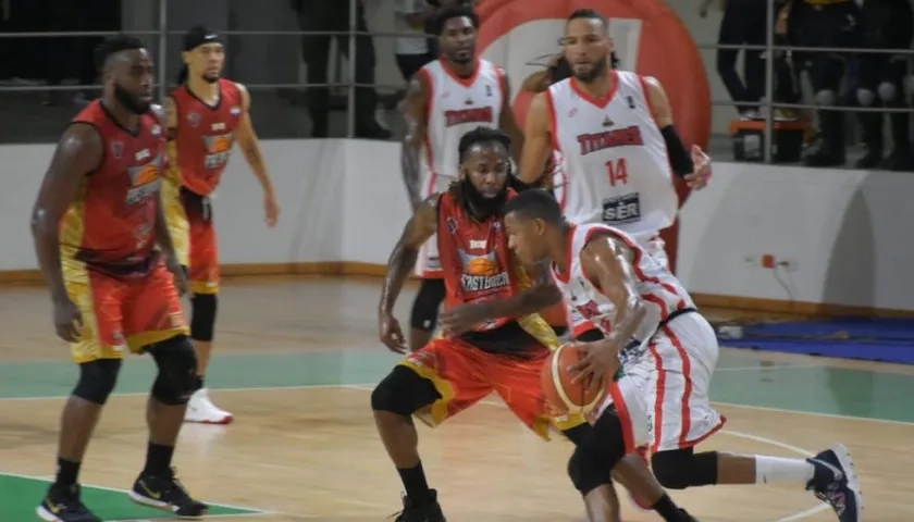 Eduardo Torres corre ante la marca rival.