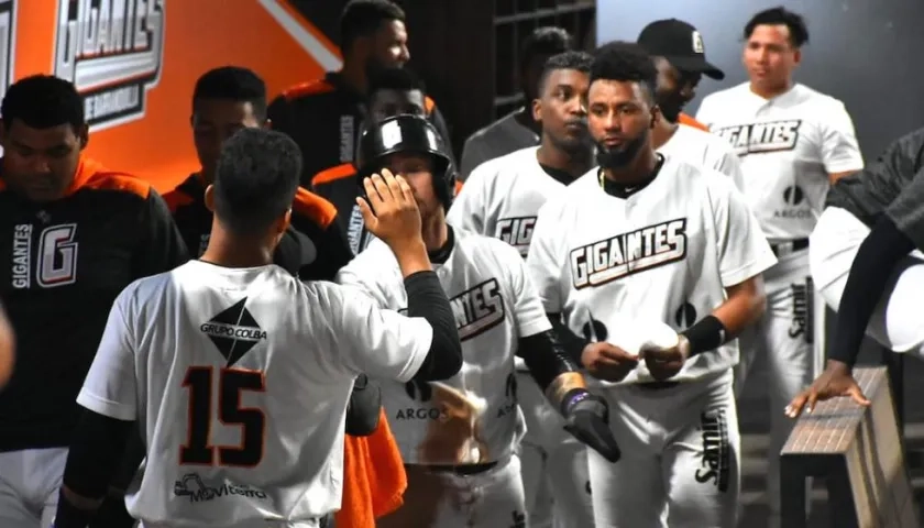 Peloteros de Gigantes de Barranquilla celebrando.