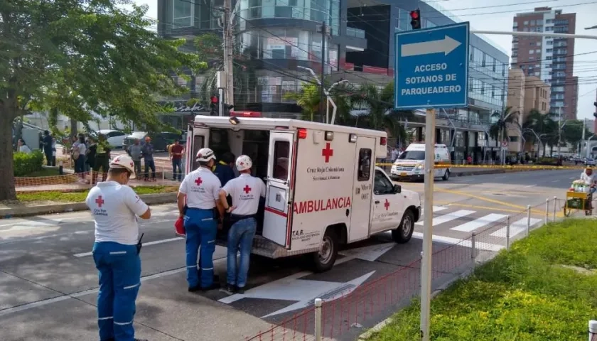 Este es el momento en que están atendiendo el herido.