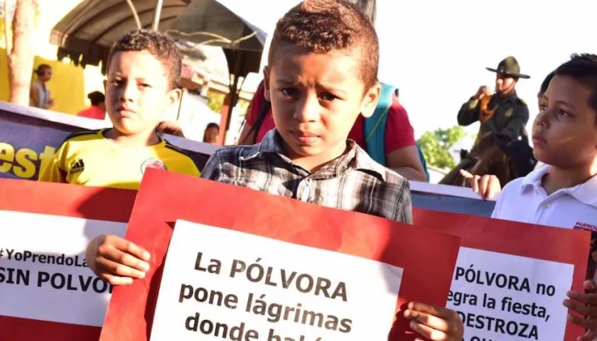 Niños participando en una jornada contra la pólvora en Malambo.