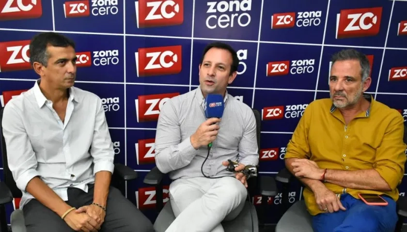 Carlos Sanabria (gerente Alumbrado Público), Nicolás Tovar (cantante) y Juan José Jaramillo (Secretario de Cultura).