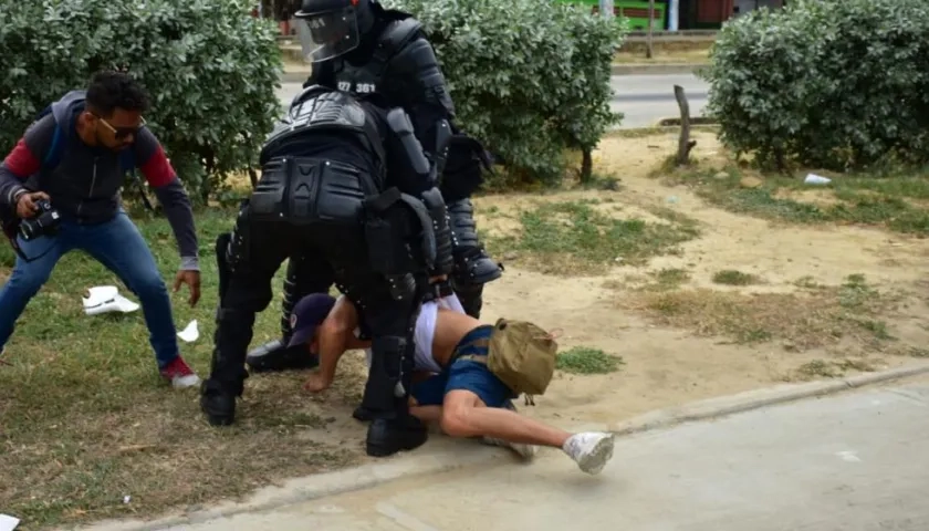 Así cogió el Esmad al fotógrafo Charlie Cordero.