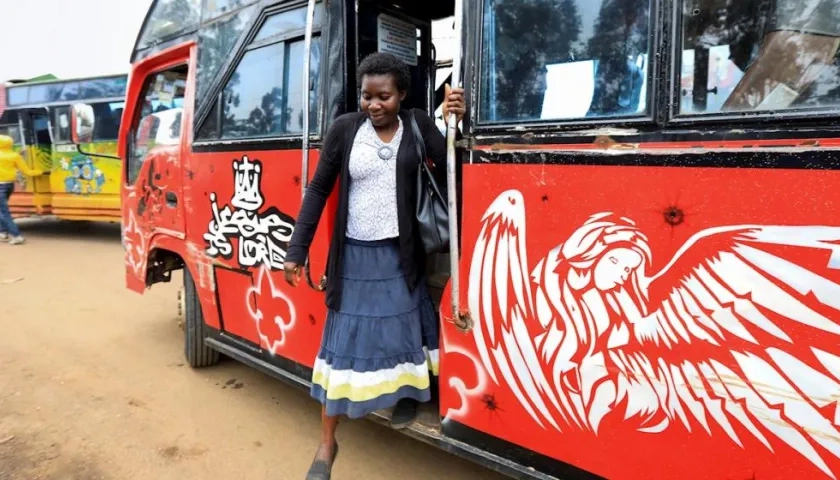 Esther Iruruma baja de un bus público en Nairobi.