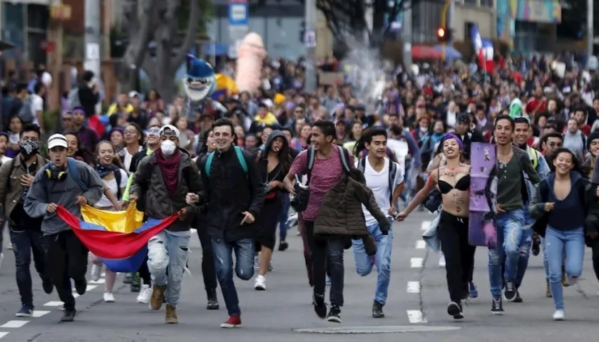 Cientos de personas marchan este lunes, durante el quinto día de protestas