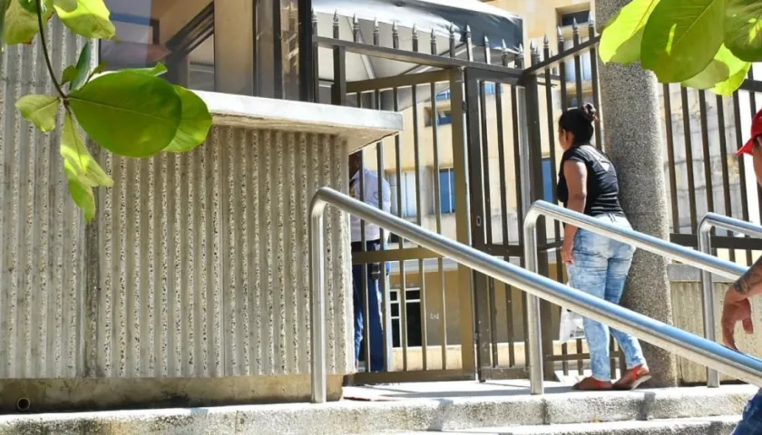 Entrada al Centro de Servicios Judiciales.