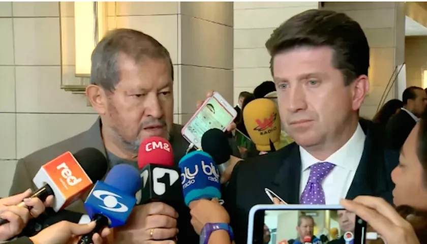 Angelino Garzón y Diego Molano, delegados en la mesa paralela con centrales obreras.