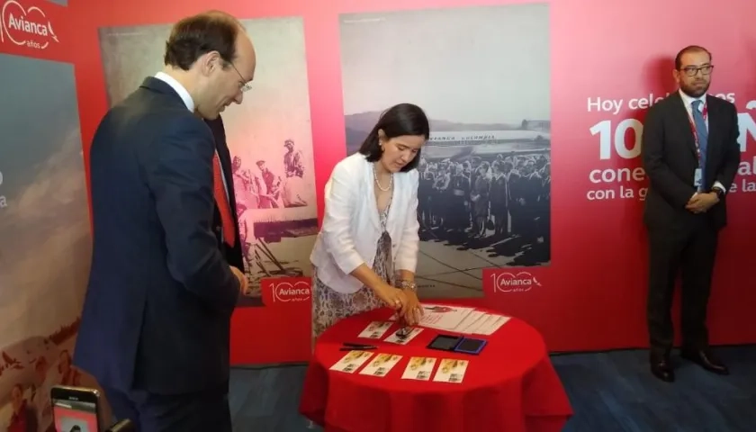 Momento en el que colocan la estampilla.