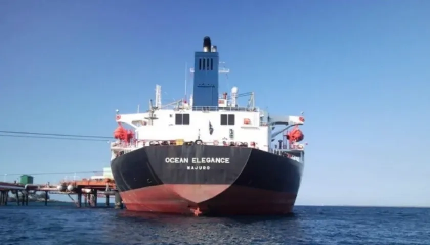 Algunos buques petroleros venezolanos cambian de nombre para evitar sanciones de EEUU.