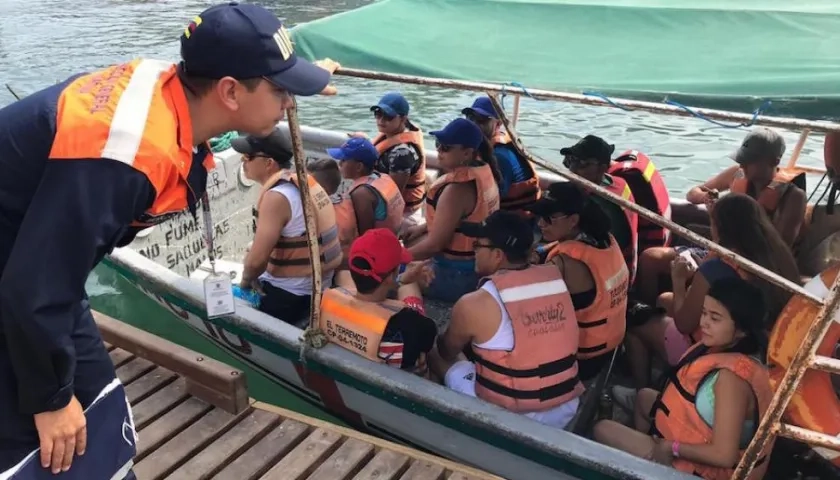 Inspectores de la Dimar en labores de control.