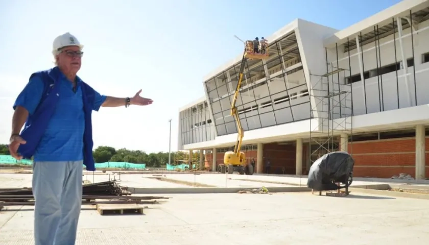 Alcalde Joao Herrera frente a la obra.
