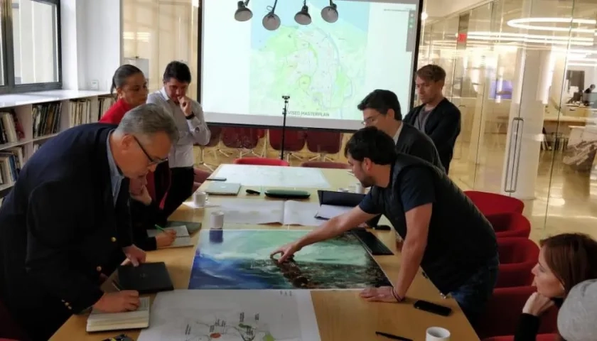 Jaime Pumarejo con expertos de Bjarke Ingels Group, en Nueva York