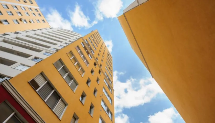 Los edificios tienden a quedarse solos en época decembrina.