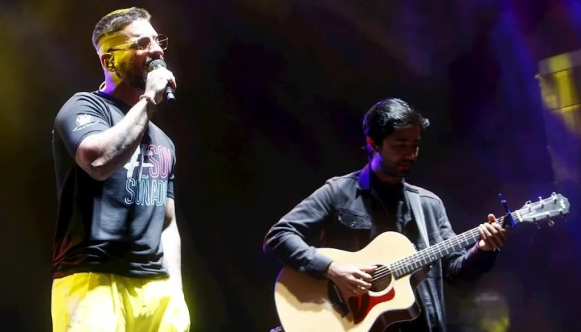 El cantante Maluma en medio de la presentación.