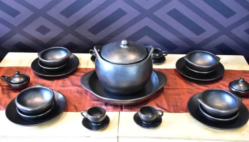 La Cerámica Negra de La Chamba se obtiene de la combinación de tres (3) clases de arcillas.