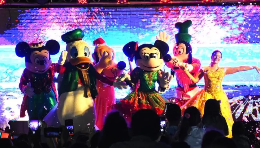 Personajes de Disney en escena.