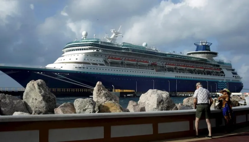 El buque Monarch de la naviera Pullmantur Cruceros atraca en el puerto de Curazao (Curazao). 