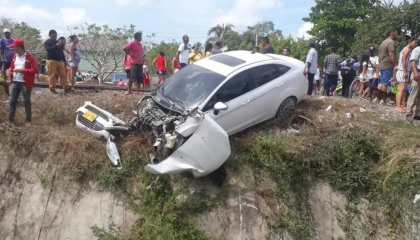 Así quedó el auto arrollado por el tren en Aracataca.