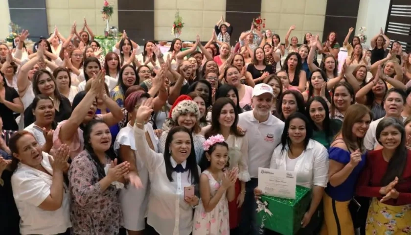 Un grupo de mujeres beneficiarias de los programas.