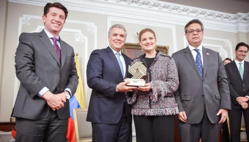 El Presidente Iván Duque y Madeleine Certain, secretaria de Desarrollo Económico.