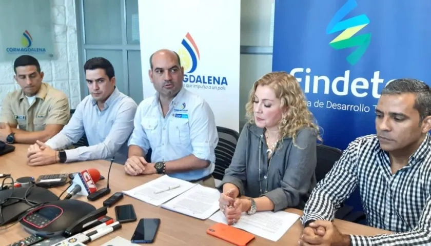 Acto de la firma del contrato interadministrativo.