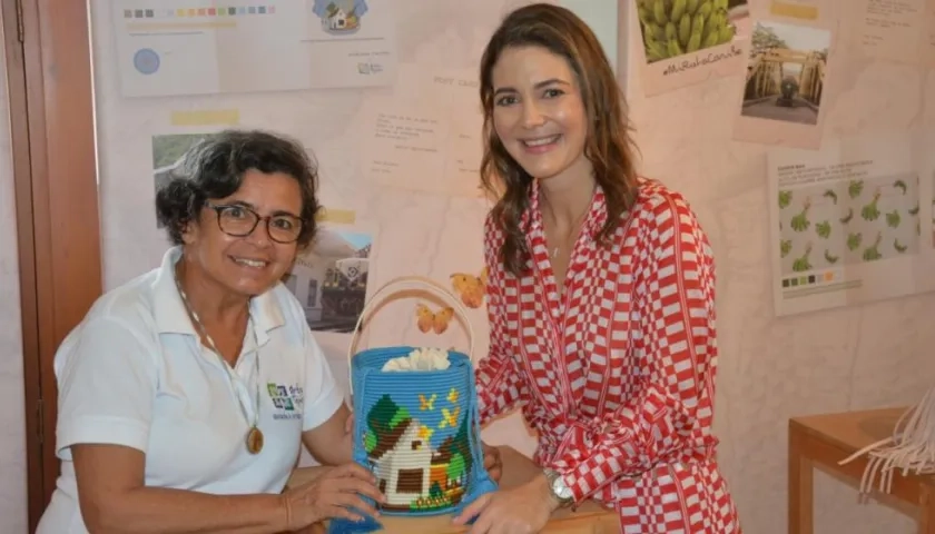 Yamelis Molina, representante legal de la fundación, y Adriana Castro, diseñadora de la colección.