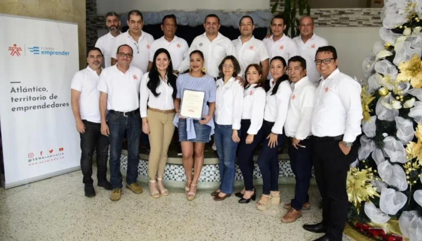 Funcionarios de la seccional Atlántico con la certificación.