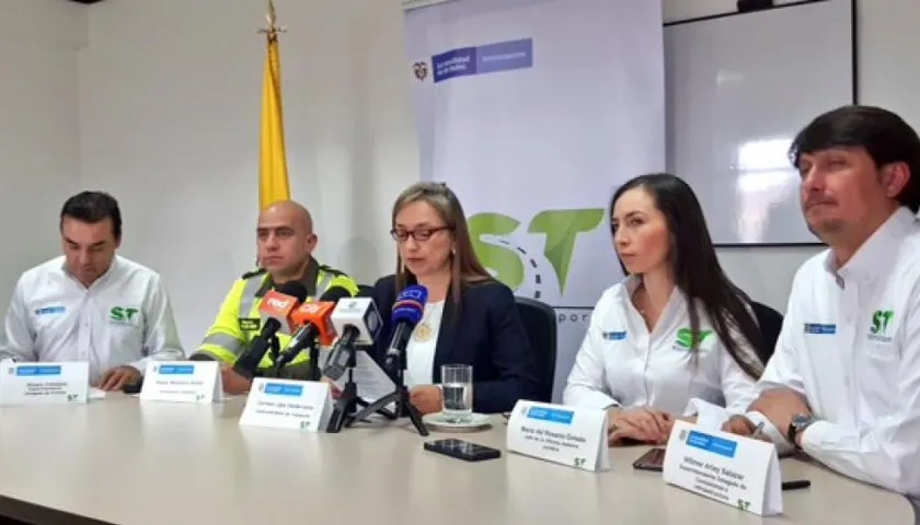 Carmen Valderrama Rojas, superintendente de Transporte (centro).