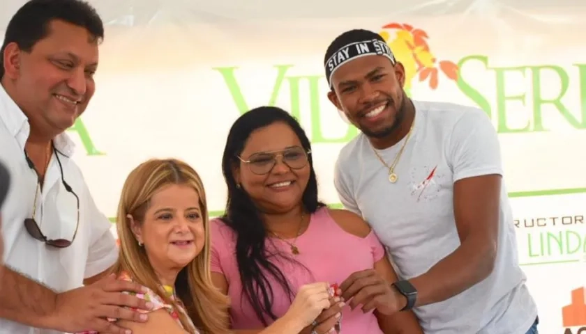 Elsa Noguera y las firmas ACF y Constructora Villa Linda entregaron las llaves del apartamento a los Zambrano.