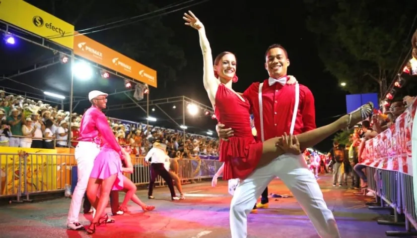 Artistas desfilando en el salsódromo caleño.