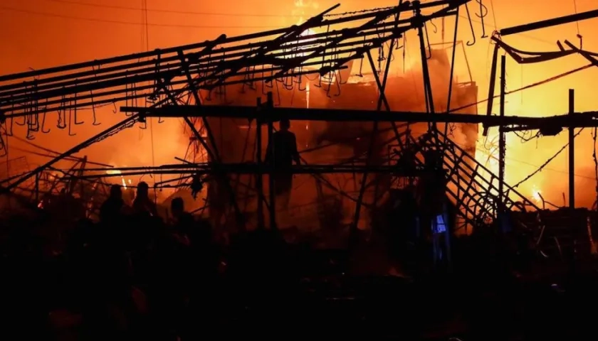 Las llamas consumiendo el mercado mexicano.