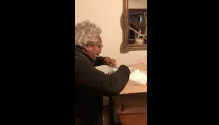 Momento en que la abuela abre el regalo.