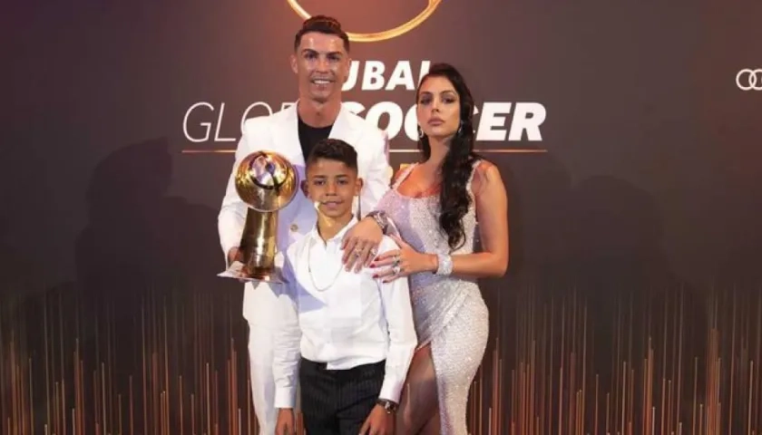 Cristiano Ronaldo con el premio.
