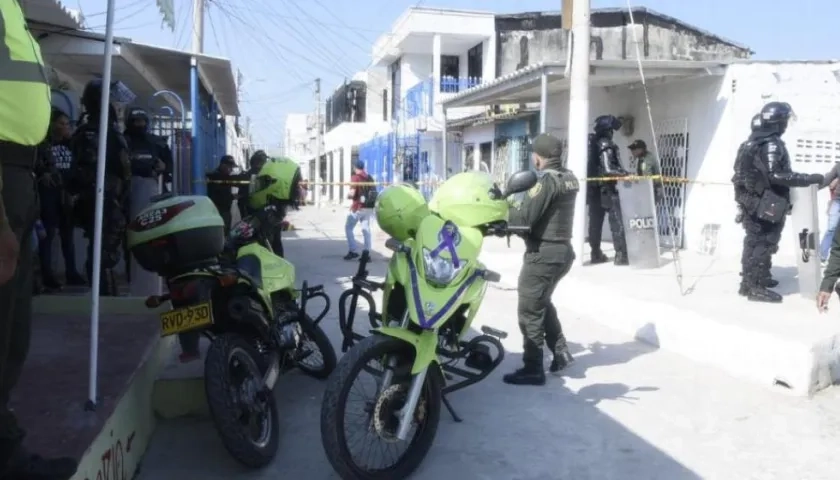 La Policía hizo presencia donde ocurrió la masacre en el barrio Universal, el pasado 26 de enero.