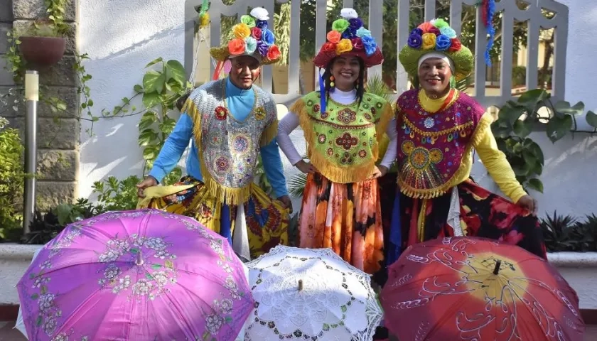 Mónica Óspino Dávila, directora de la danza 'La Farota Mayor' de Talaigua Nuevo e integrantes de la danza.