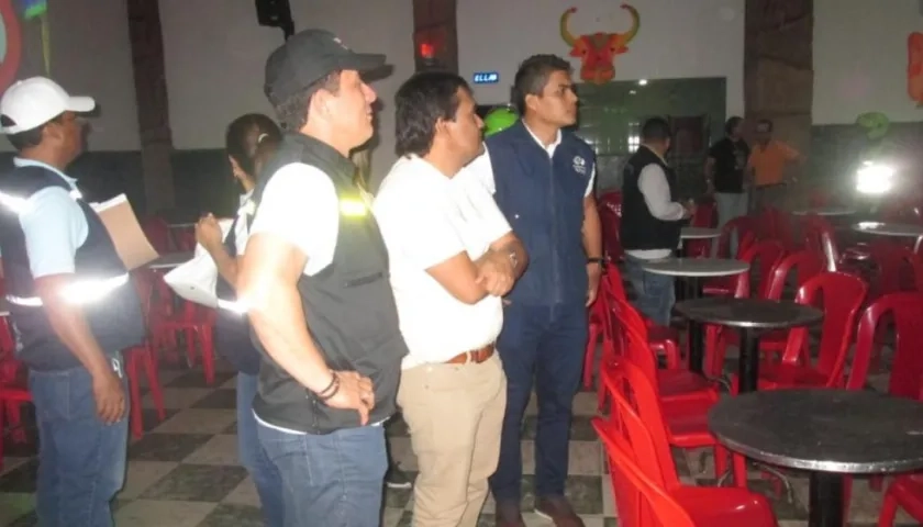 El Personero durante la visita a los establecimientos nocturnos en el centro de Barranquilla. 