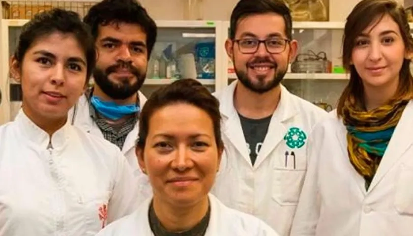 Científica Eva Ramón Gallegos, con varios colaboradores.