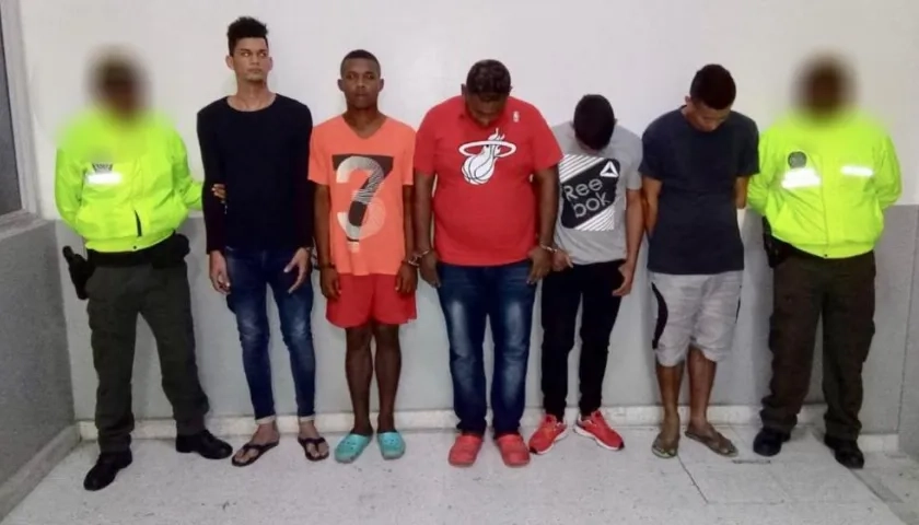 Los cinco capturados.