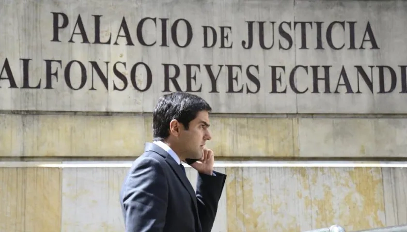 El denunciante, Samuel Hoyos, ingresando a la Corte Suprema de Justicia.