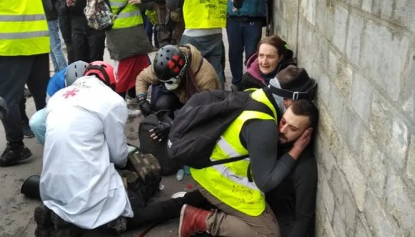 Socorristas atienden a un hombre que perdió su mano.