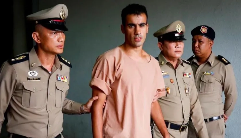 El futbolista y refugiado bareiní Hakeem Al Araibi es escoltado por policías, antes de ser dejado en libertad.