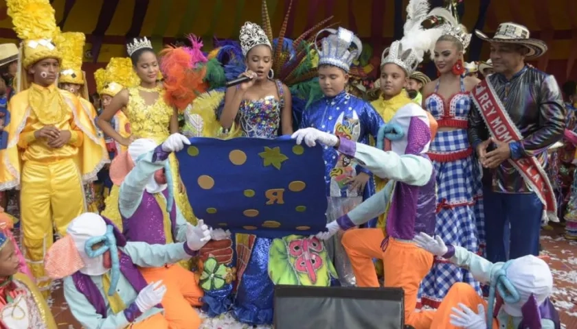 Lectura del bando y coronación de los Reyes Infantiles del Carnaval de la 44, Sharon Sandoval y Ray Molinares.