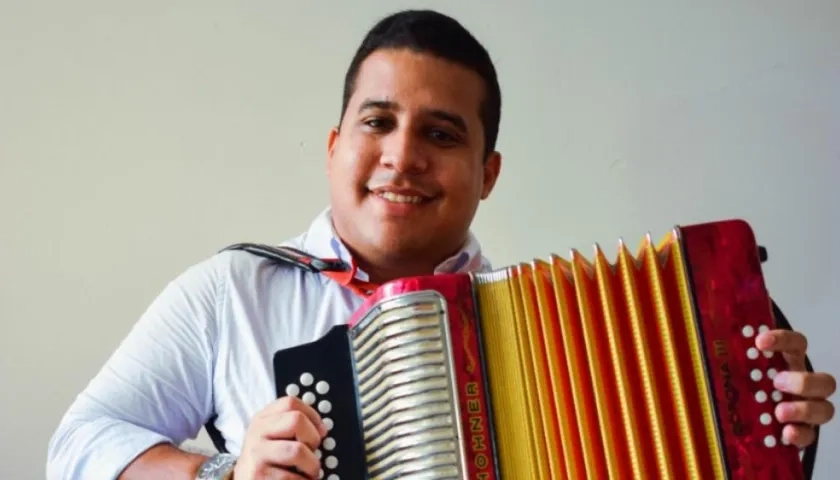 El músico Iván Andrés De Hoyos con el acordeón robada.